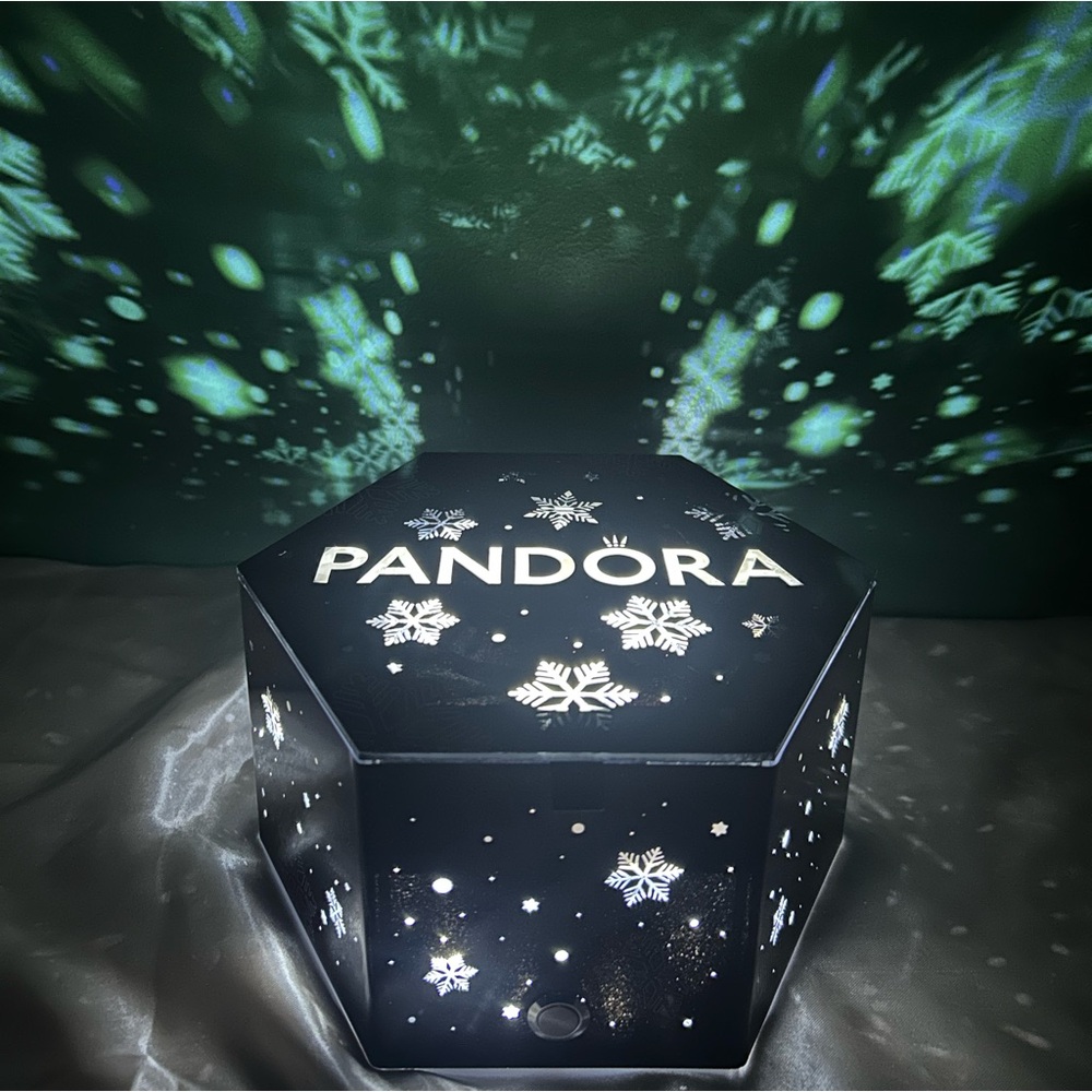 Pandora Christmas Gift Jewelry Box - Picture 2 of 16